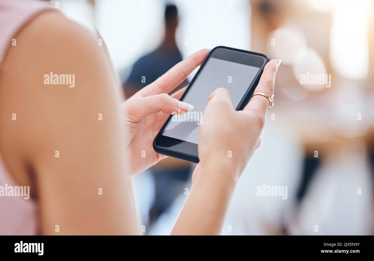 Donna mock up, schermo vuoto e telefono di persona d'affari, designer creativo e imprenditore di navigazione, messaggi di testo e la pianificazione in agenzia. Primo piano di Foto Stock