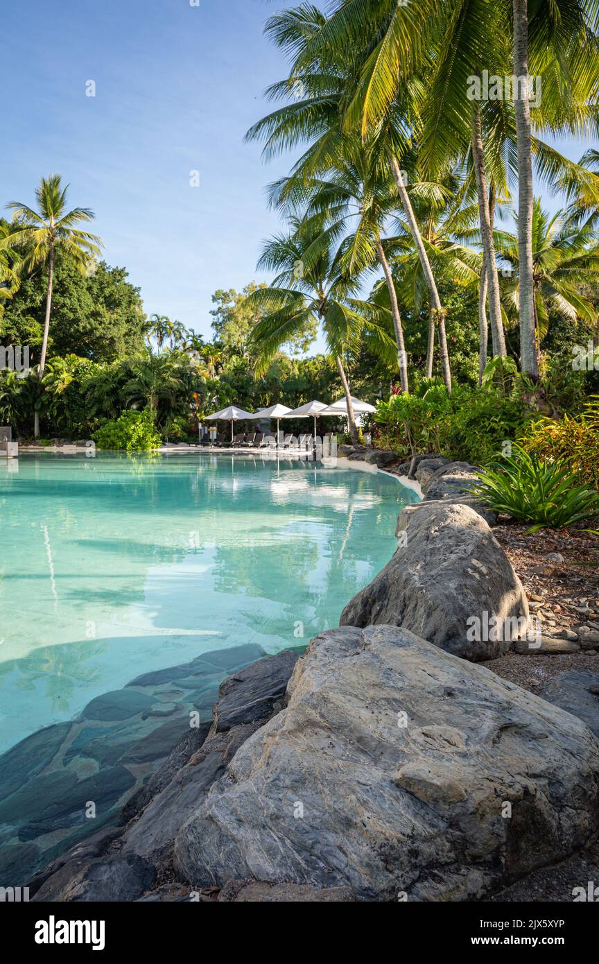 Una vista lungo una delle molte aree piscina disponibili in questo lussuoso resort a 5 stelle allo Sheraton Mirage Port Douglas nel far North Queensland, Australia. Foto Stock