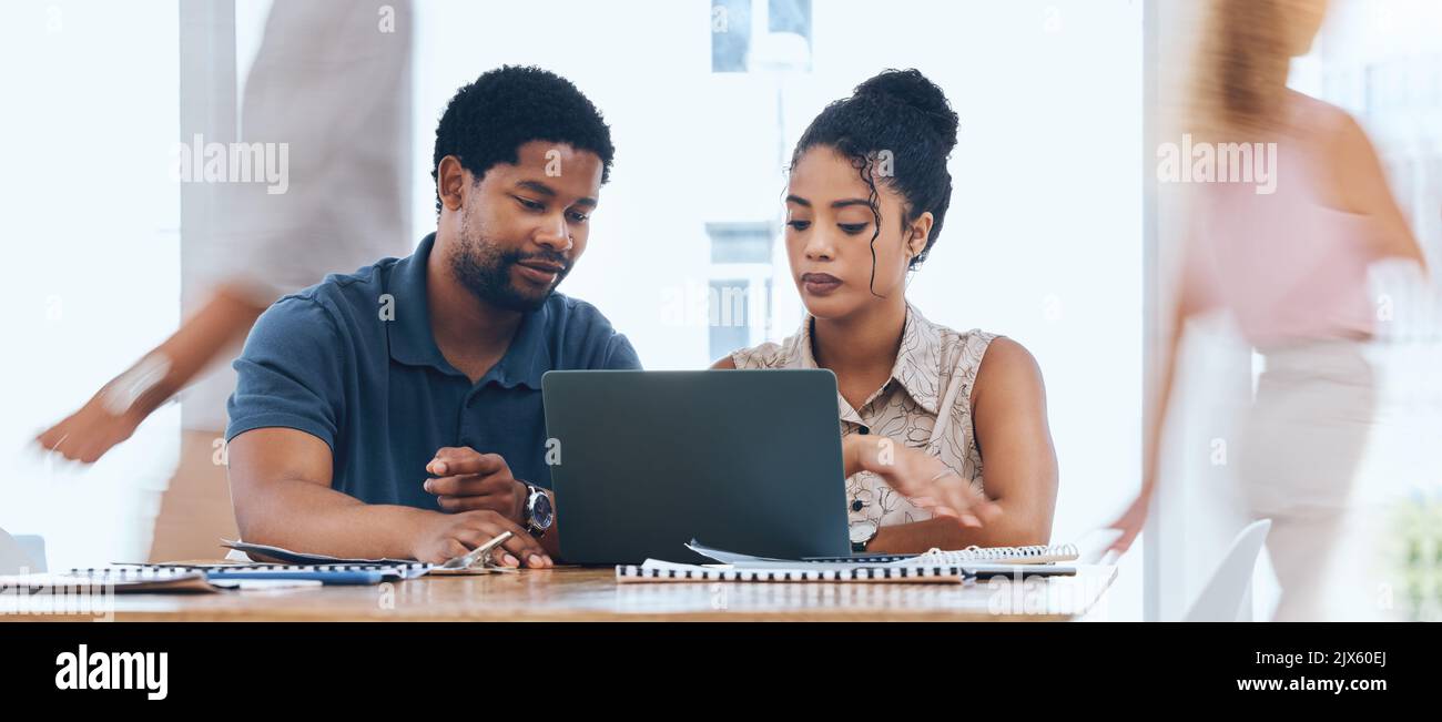 Lavoro di squadra aziendale, designer e progettazione di laptop idee, strategia e ricerca in un'agenzia di startup impegnata. Attenzione ai dipendenti, giovani lavoratori e creativi Foto Stock