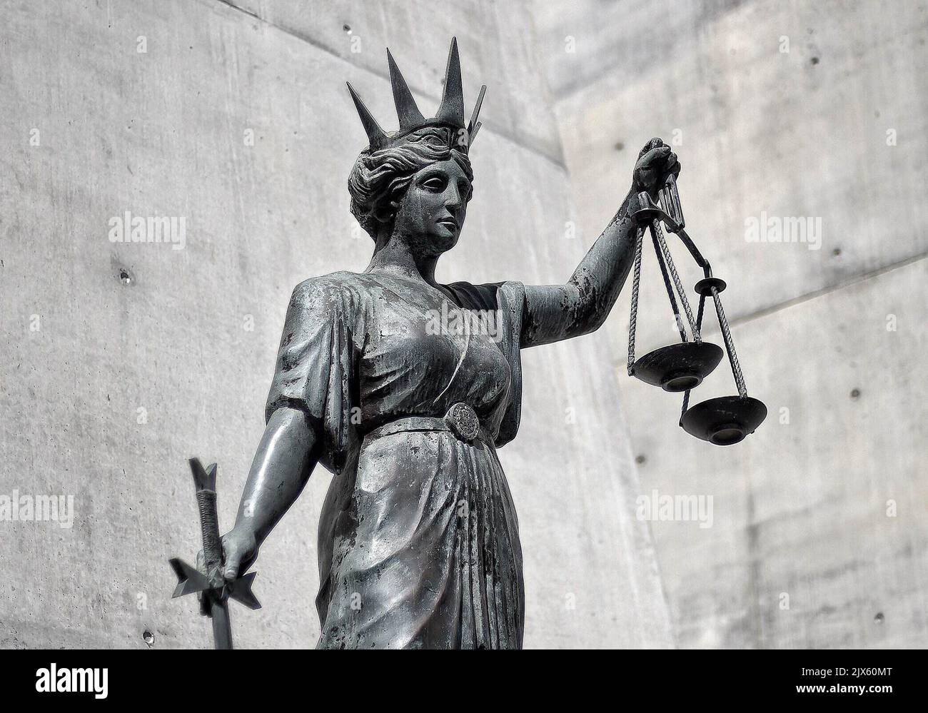 Una statua di Themis, il Dio greco della giustizia, si trova fuori dalla Corte Suprema di Brisbane Foto Stock