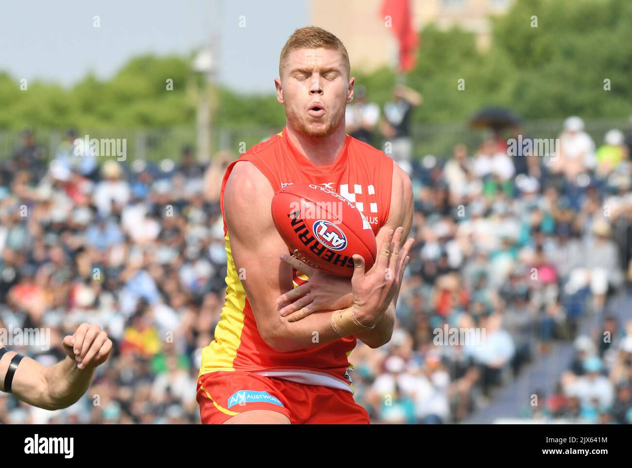 Peter Wright dei Gold Coast Suns prende un segno durante la partita di round 8 tra i Gold Coast Suns e Port Adelaide Power allo Stadio Jiangwan di Shanghai, Cina, domenica 14 maggio 2017. (Immagine AAP/Nearmy Tracey) Foto Stock