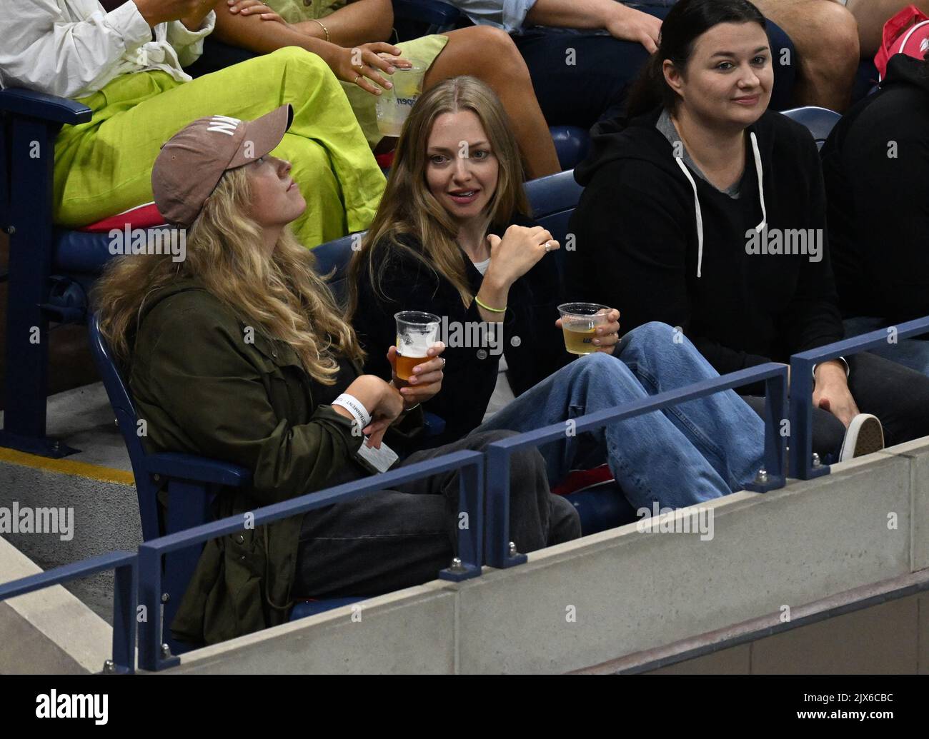 Queens, New York, Stati Uniti. 06th Set, 2022. **NO NY NEWSPAPERS** Amanda Seyfried visto guardando Caroline Garcia vs Coco Gauff durante gli US Open 2022 presso l'USTA Billie Jean King National Tennis Center il 6 settembre 2022 a Queens, New York City. Credit: Mpi04/Media Punch/Alamy Live News Foto Stock