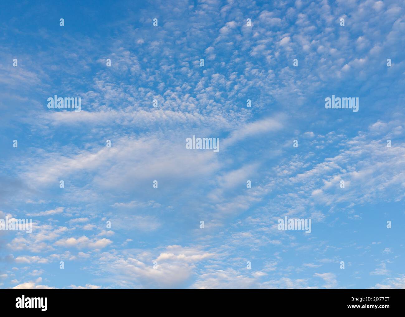 chiaro nuvoloso in sole calmo sfondo luminoso tempo. Foto Stock