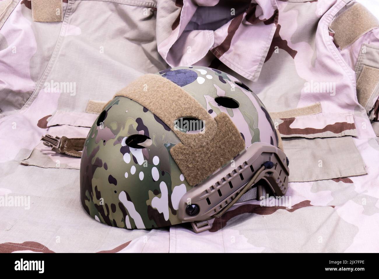 Elmetto militare americano sulla camicia Camouflage del deserto Foto Stock