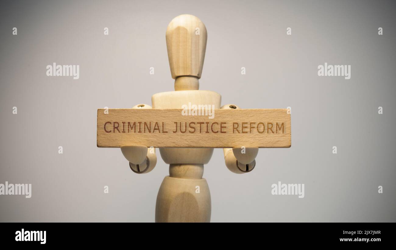 riforma della giustizia penale scritta su superficie di legno. Primo piano in studio. Questioni sociali Foto Stock
