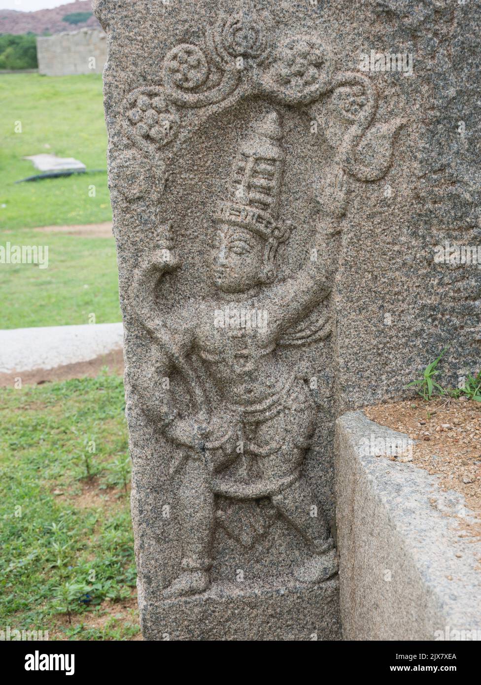 Rilievo carving di Garuda è un demigodo indù e creatura divina a Hampi stato Karnataka India 08 08 2022 Foto Stock