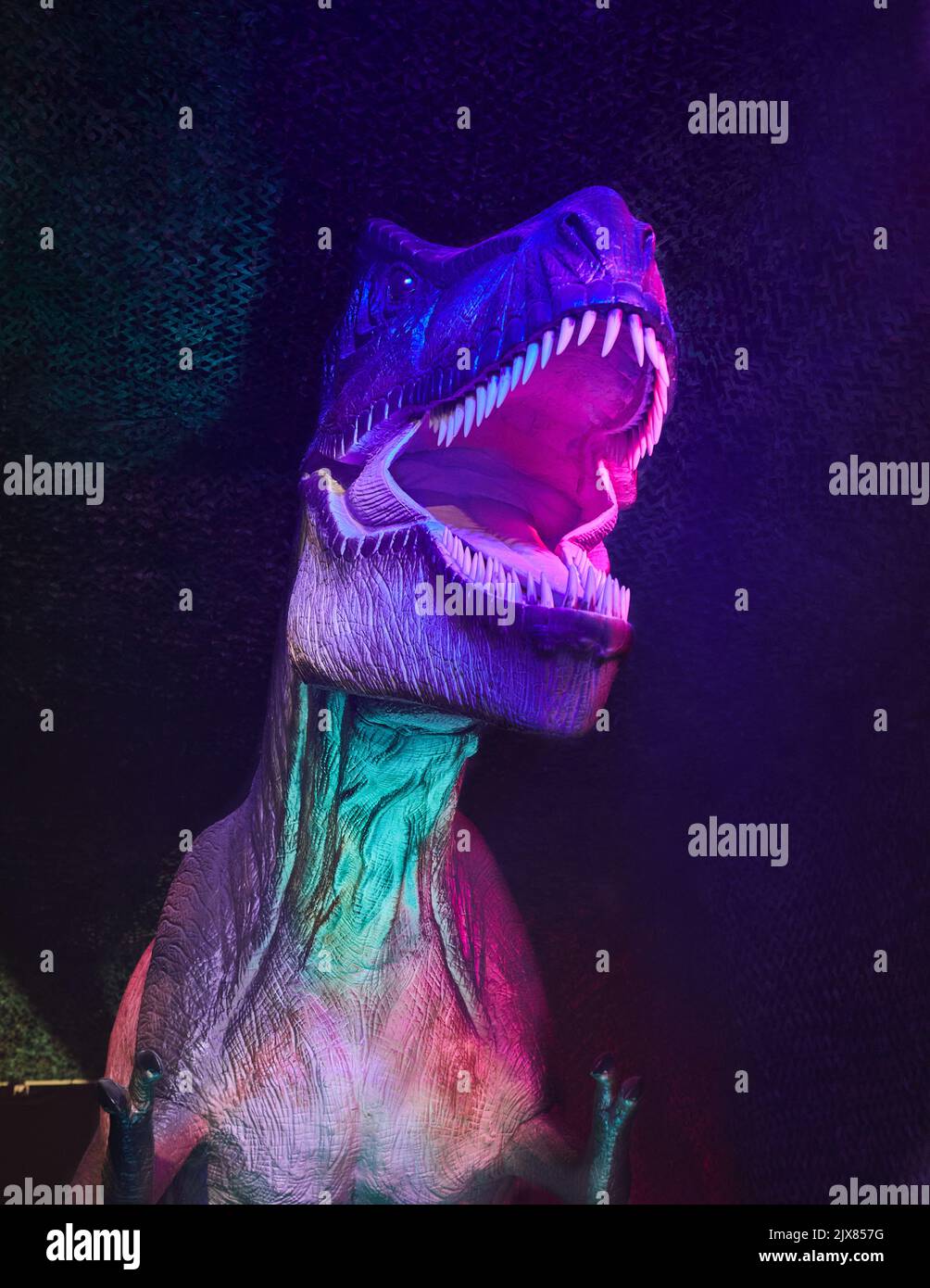 La figura di dinosauro a grandezza naturale nel parco è un'approssimazione alla realtà Foto Stock