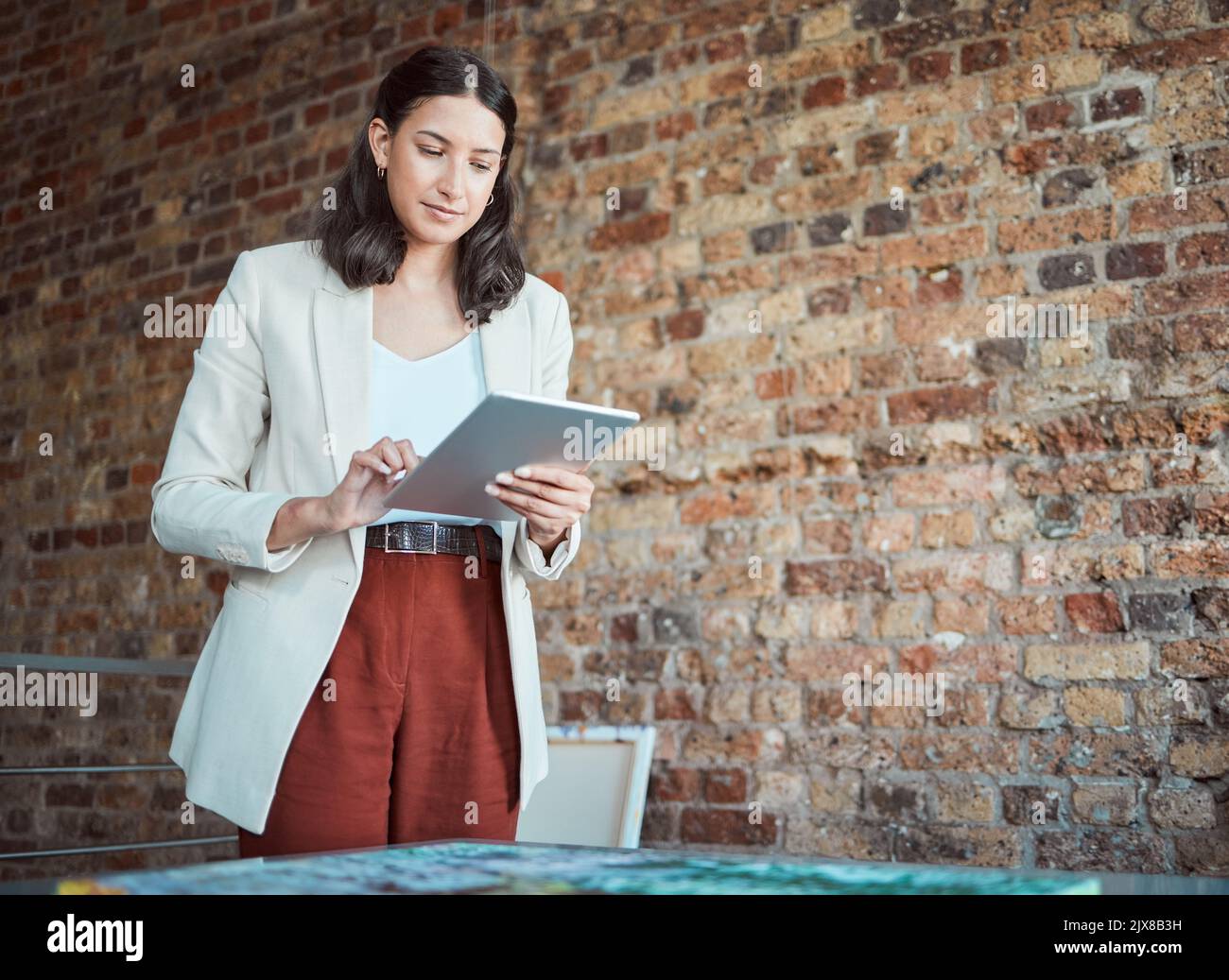Mostra, donna d'affari e arte che lavorano con la pianificazione tablet expo in galleria mostra o evento. Gestione, verniciatura e progettazione con startup e. Foto Stock