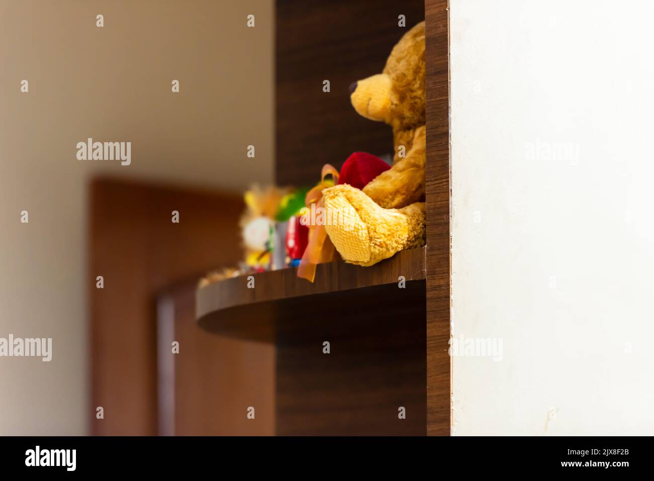 Giocattoli imbottiti su uno scaffale da parete. Foto Stock