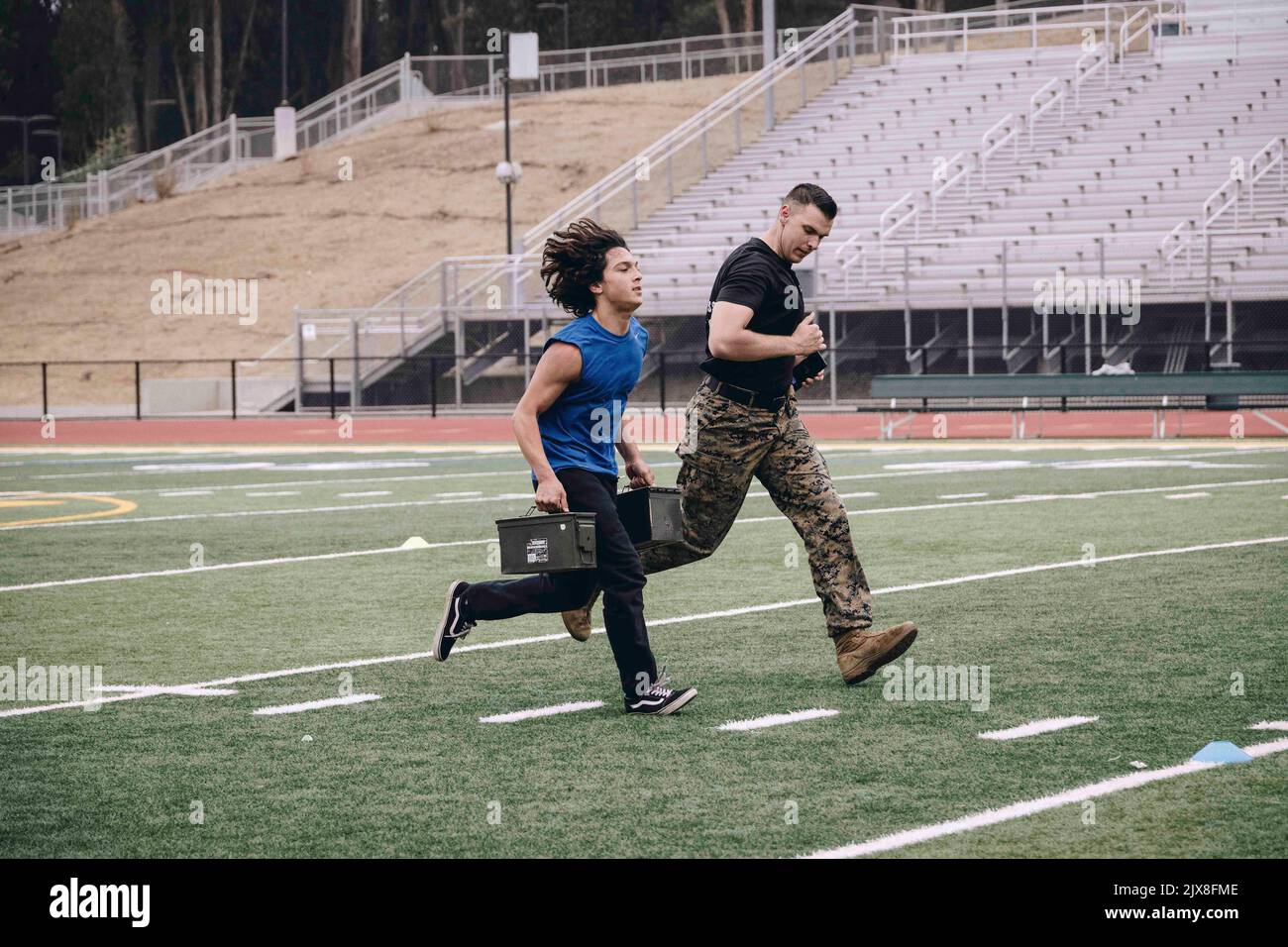 RS San Francisco, California, Stati Uniti. 21st luglio, 2022. DeMarco Murillo, uno studente della Harbor High School, partecipa alla manovra sotto fuoco del Combat Fitness Test (CFT) a Santa Cruz, California, 21 luglio 2022. I Marines conducono il CFT con gli studenti delle scuole superiori per dare loro un'idea della formazione fisica e della disciplina necessaria per mantenere lo standard del corpo Marino. Credit: U.S. Marines/ZUMA Press Wire Service/ZUMAPRESS.com/Alamy Live News Foto Stock