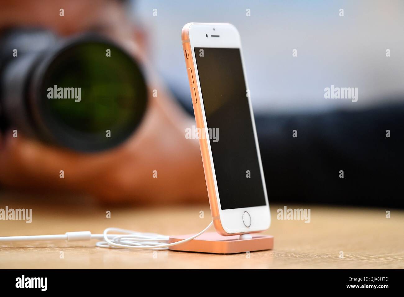 Nuovi prodotti iPhone all'Apple Store di Sydney, venerdì 22 settembre 2017.  Il gigante della tecnologia Apple ha rilasciato oggi gli smartphone iPhone  8 e iPhone 8 Plus. (Immagine AAP/Joel Carrett Foto stock - Alamy