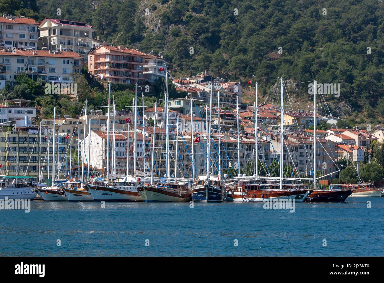Barche a vela ormeggiate a Fethiye Marina sul Mar Egeo, sulla costa turchese della Turchia. Foto Stock