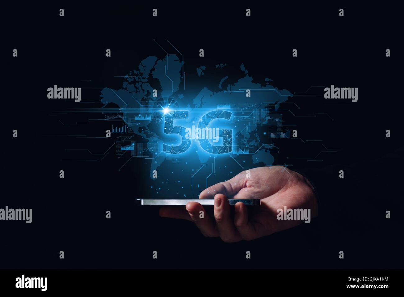 La tecnologia delle reti internazionali moderne 5G sullo sfondo della carta mondiale. Foto Stock