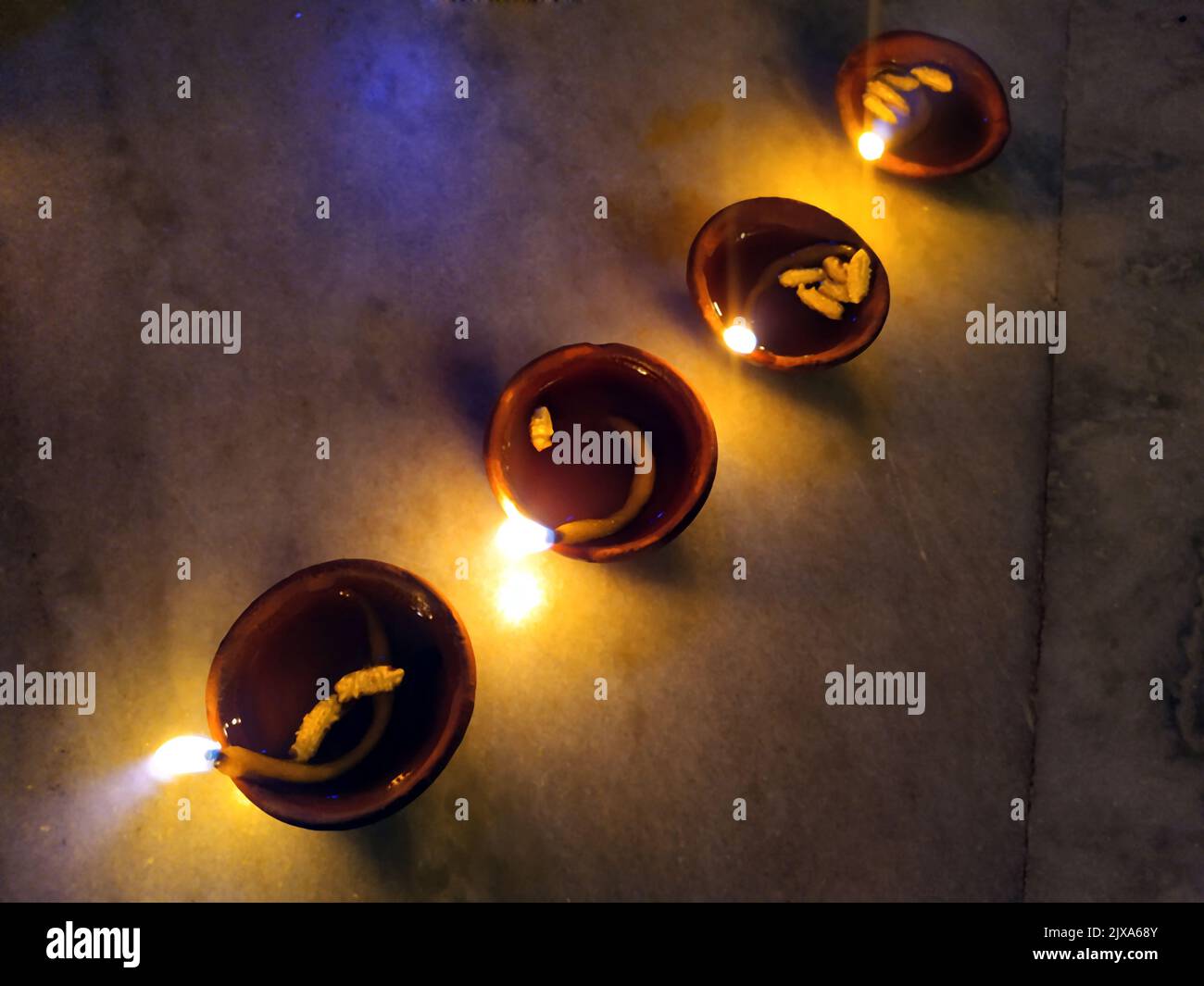 Argilla tradizionali diya lampade accese durante la celebrazione diwali Foto Stock