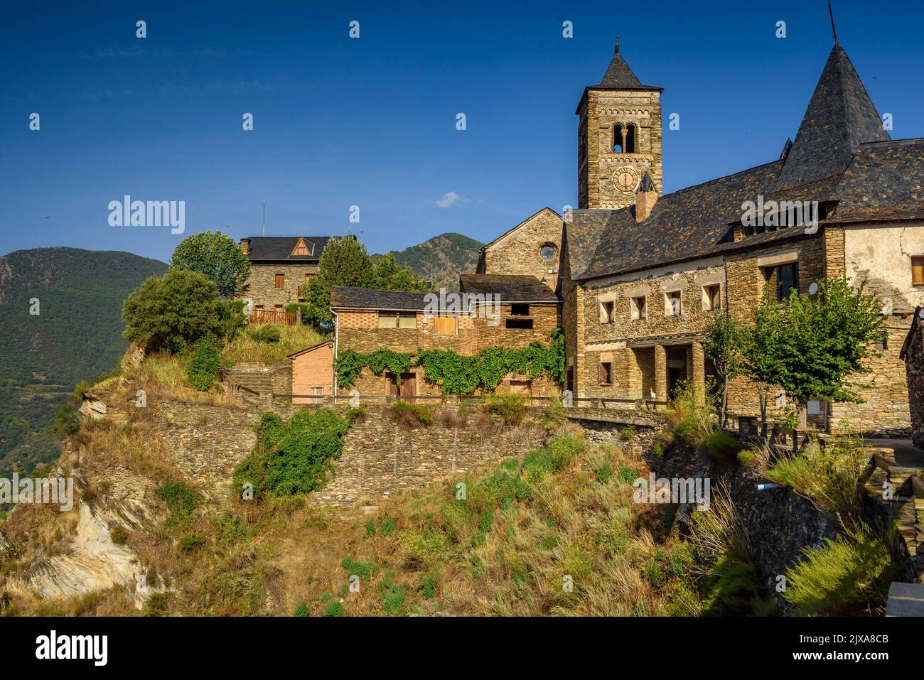 Tírvia villaggio in una mattinata d'estate (Pallars Sobirà, Lleida, Catalogna, Spagna, Pirenei) ESP: Pueblo de Tírvia en una mañana de verano Lérida, España Foto Stock