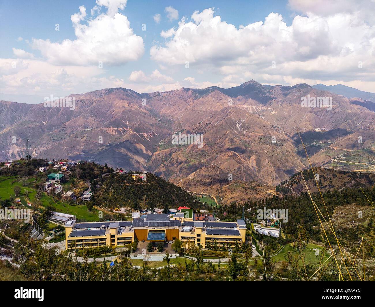 Marzo 19th 2020 Mussoorie Uttarakhand India. Un'inquadratura grandangolare del J W Marriott Hotel Mussoorie con paesaggi delle colline himalayane sullo sfondo. Foto Stock