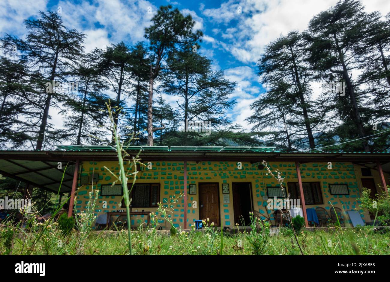 Settembre 17th 2021 Uttarakhand India. Un soggiorno tradizionale costruito in prati himalayani circondato da alberi di deodar. Foto Stock
