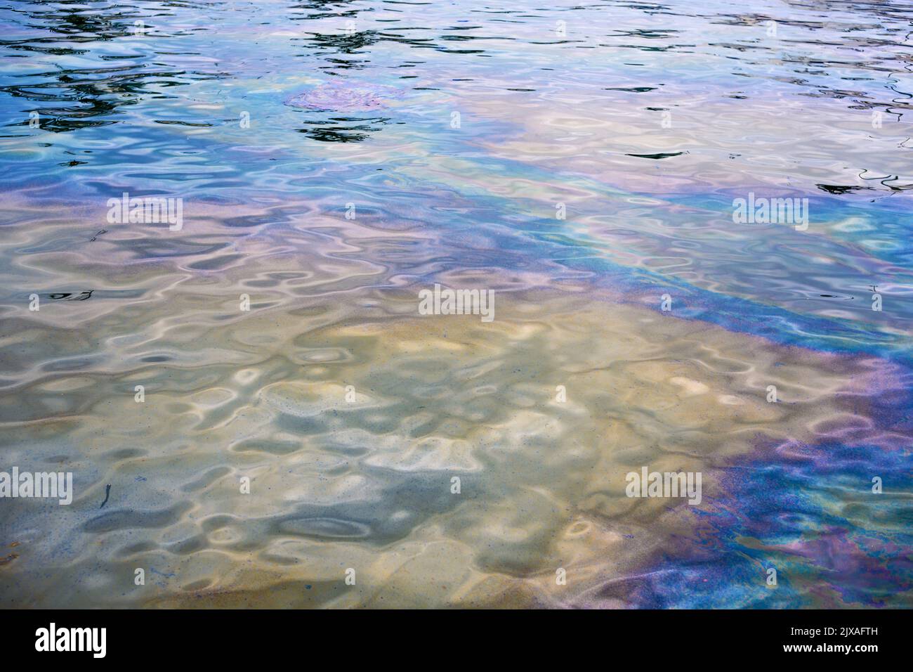 Fuoriuscita di olio sulla superficie del mare. Inquinamento nell'acqua. Foto Stock