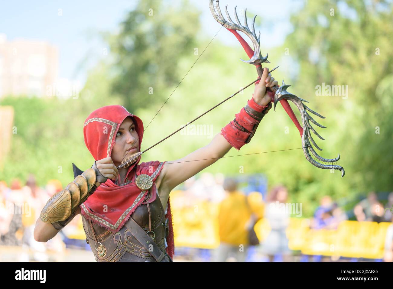 VLADIVOSTOK, RUSSIA - 20 AGOSTO 2022: Geek Fest - cosplay e festival della cultura geek. Cospager come Kassandra da Assassin's Creed. Foto Stock