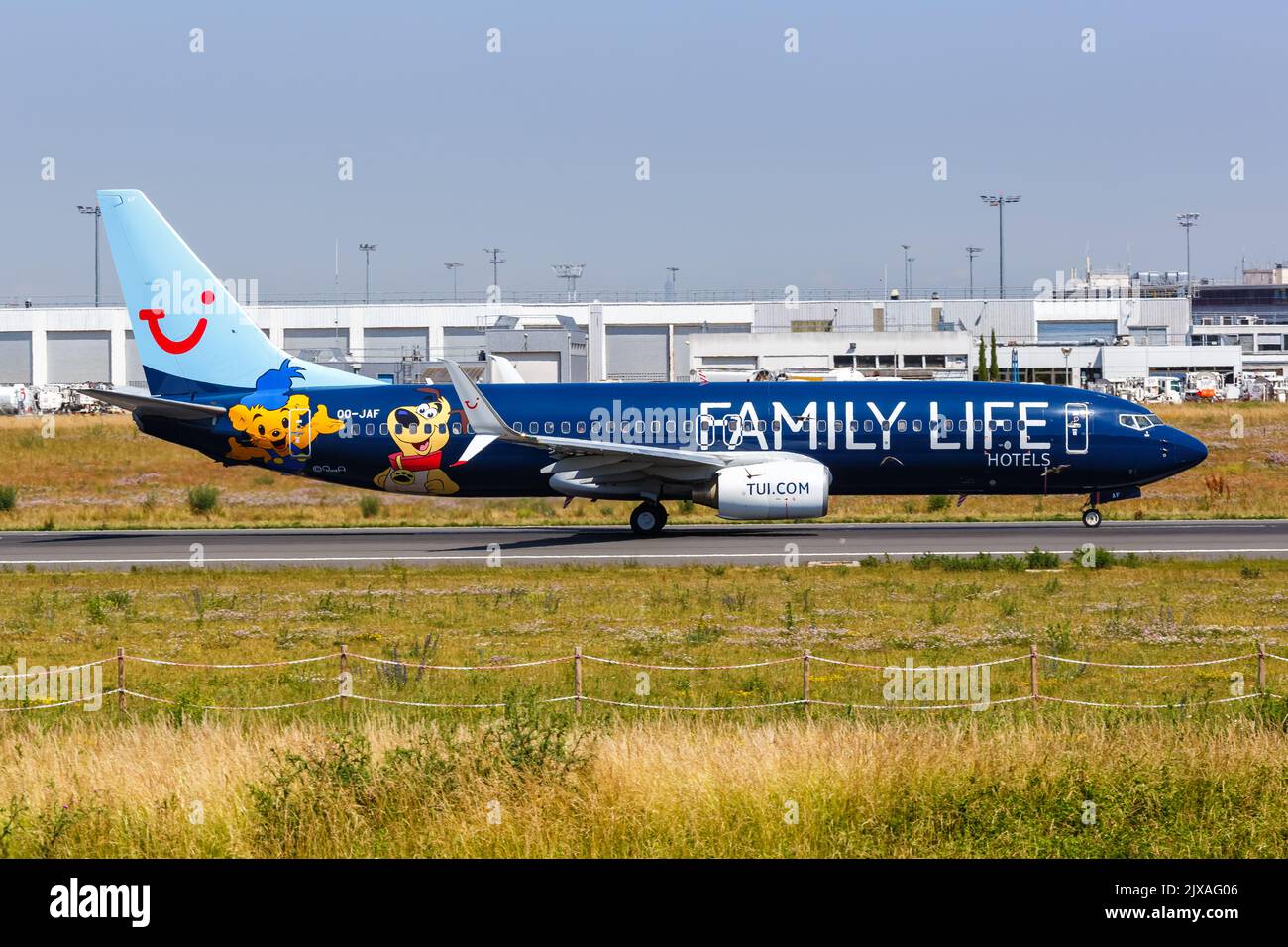 Parigi, Francia - 4 giugno 2022: TUI Belgio aereo Boeing 737-800 con colori speciali Family Life Hotels all'aeroporto di Parigi Orly (ORY) in Francia. Foto Stock