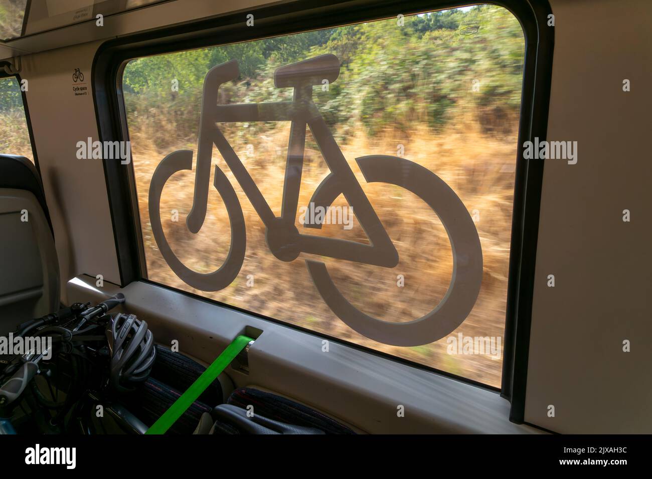 Area deposito biciclette con finestra con cartello sul treno Greater Anglia, Suffolk, Inghilterra, Regno Unito Foto Stock