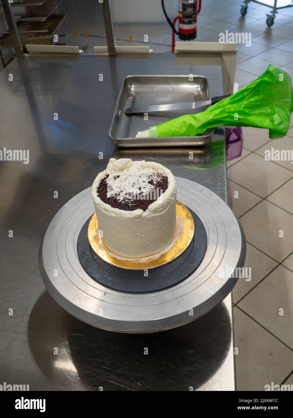 chef al lavoro per preparare una torta all'americana Foto Stock
