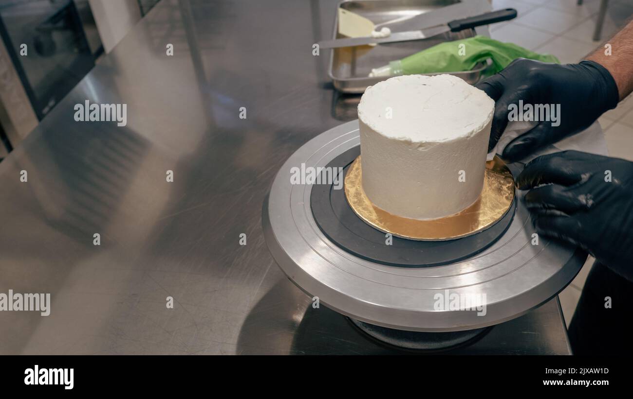 chef al lavoro per preparare una torta all'americana Foto Stock