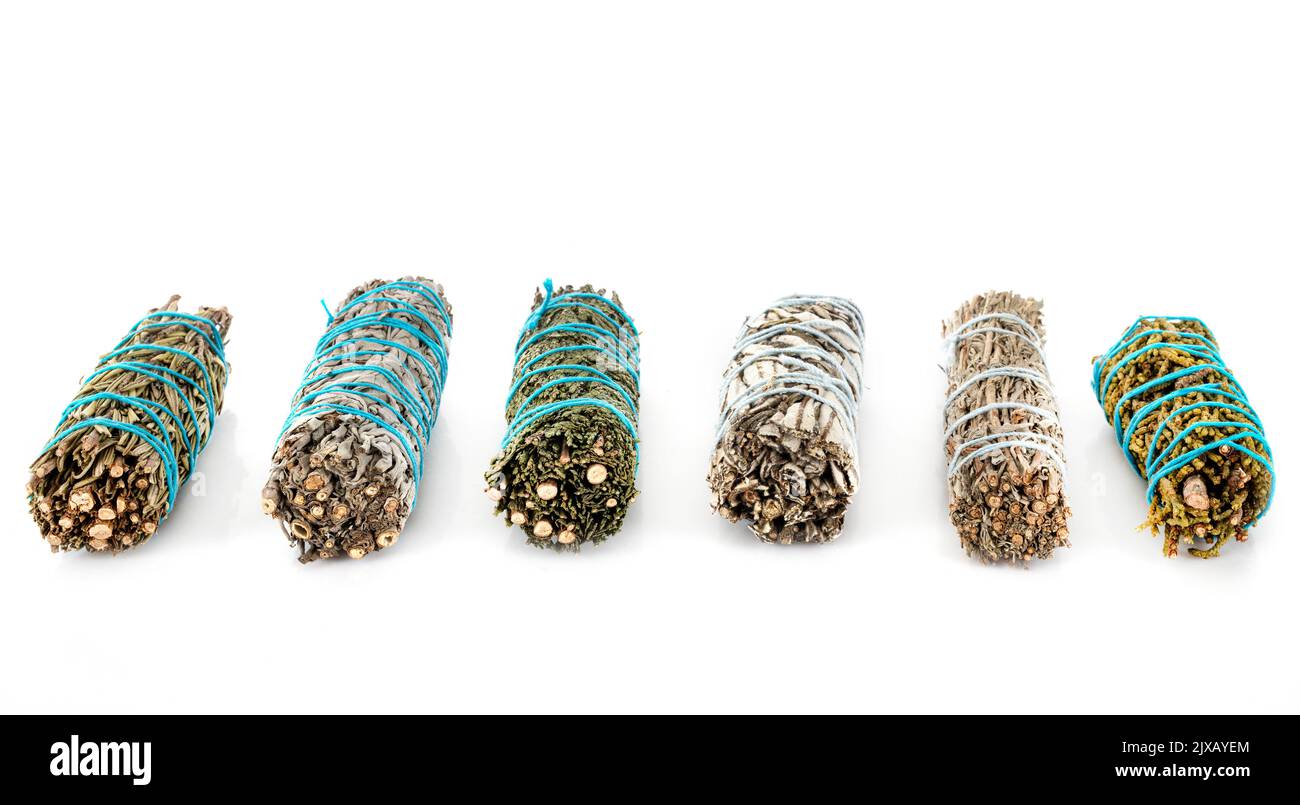 gruppo di incenso di salvia bianco, di fronte a sfondo bianco Foto Stock
