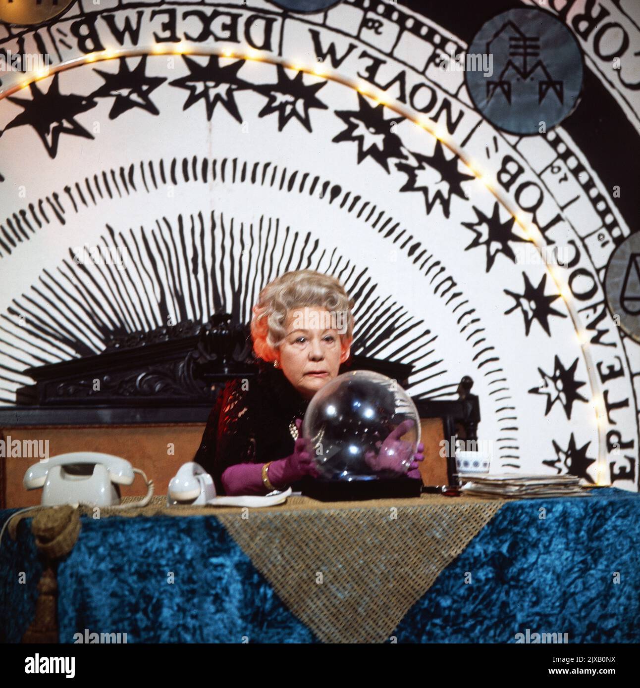 Das Kreuzworträtselspiel, Spielshow, Deutschland 1971, Mitwirkende: Schauspielerin Erika von Thellmann als Wahrsagerin. Foto Stock