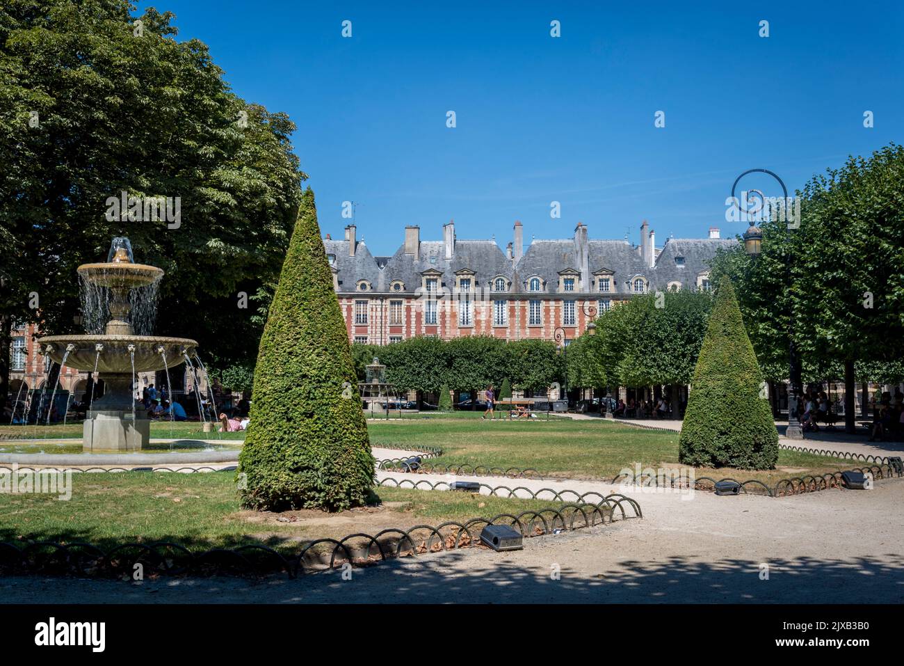 Place des Vosges, la più antica piazza pianificata di Parigi, costruita nel 17th ° secolo, quando è stato sede dell'aristocrazia, che si trova nel quartiere Marais, P Foto Stock