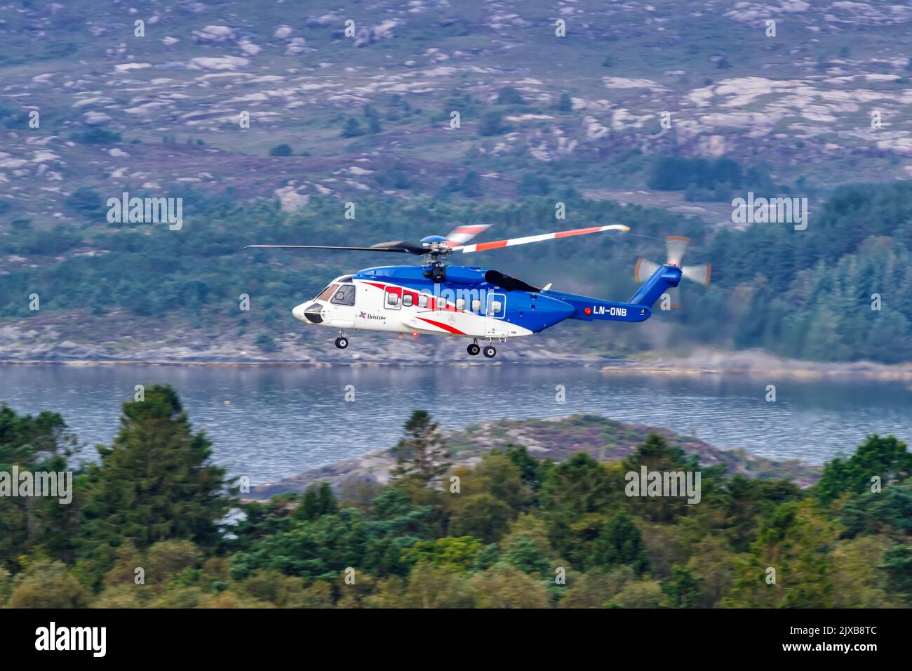 Bergen, Norvegia - 18 agosto 2022: Elicottero Bristow Sikorsky S-92A all'aeroporto di Bergen (BGO) in Norvegia. Foto Stock