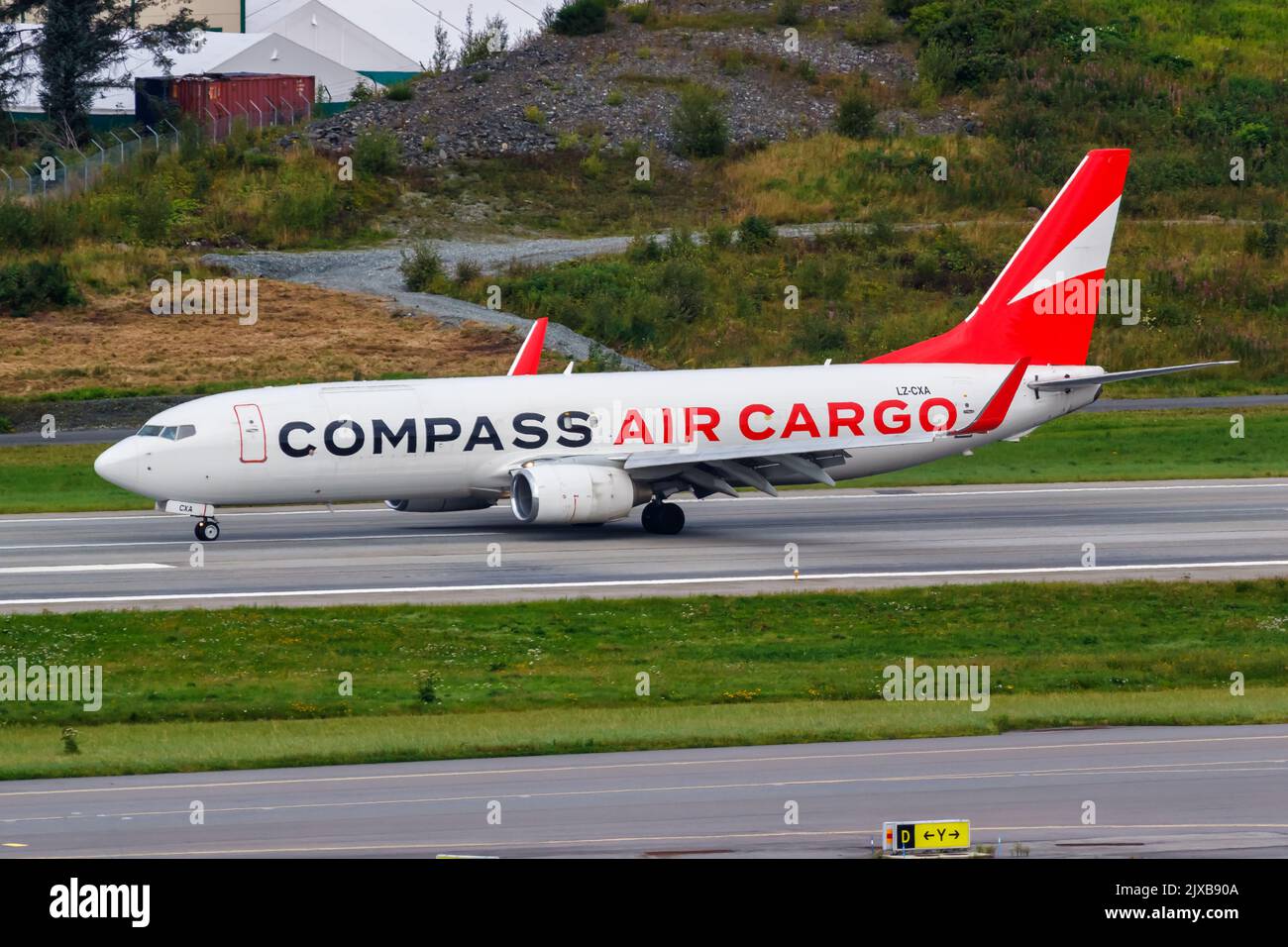 Bergen, Norvegia - 18 agosto 2022: Aereo Compass Air Cargo Boeing 737-800(SF) all'aeroporto di Bergen (BGO) in Norvegia. Foto Stock