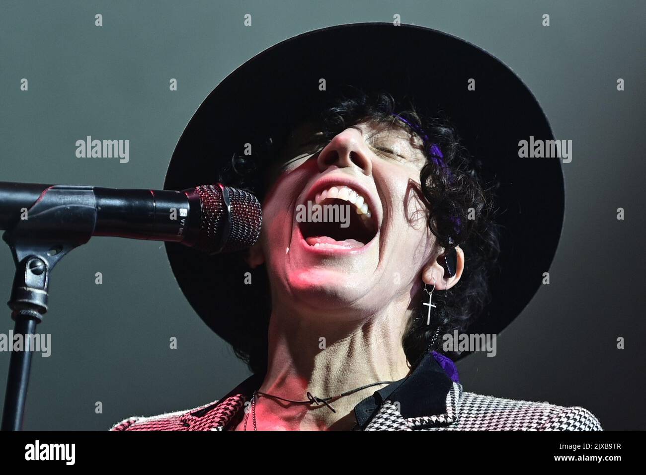 Praga, Repubblica Ceca. 06th Set, 2022. La cantante americana LP (Laura Pergolizzi) suona durante il suo show a Praga, nella Repubblica Ceca, il 6 settembre 2022. Credit: Roman Vondrous/CTK Photo/Alamy Live News Foto Stock