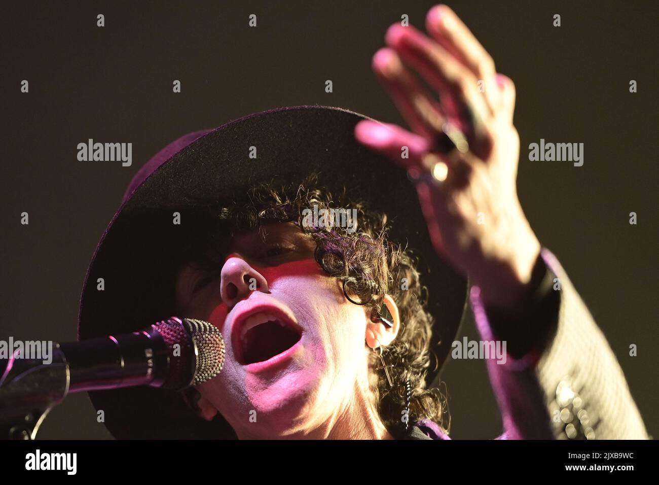 Praga, Repubblica Ceca. 06th Set, 2022. La cantante americana LP (Laura Pergolizzi) suona durante il suo show a Praga, nella Repubblica Ceca, il 6 settembre 2022. Credit: Roman Vondrous/CTK Photo/Alamy Live News Foto Stock