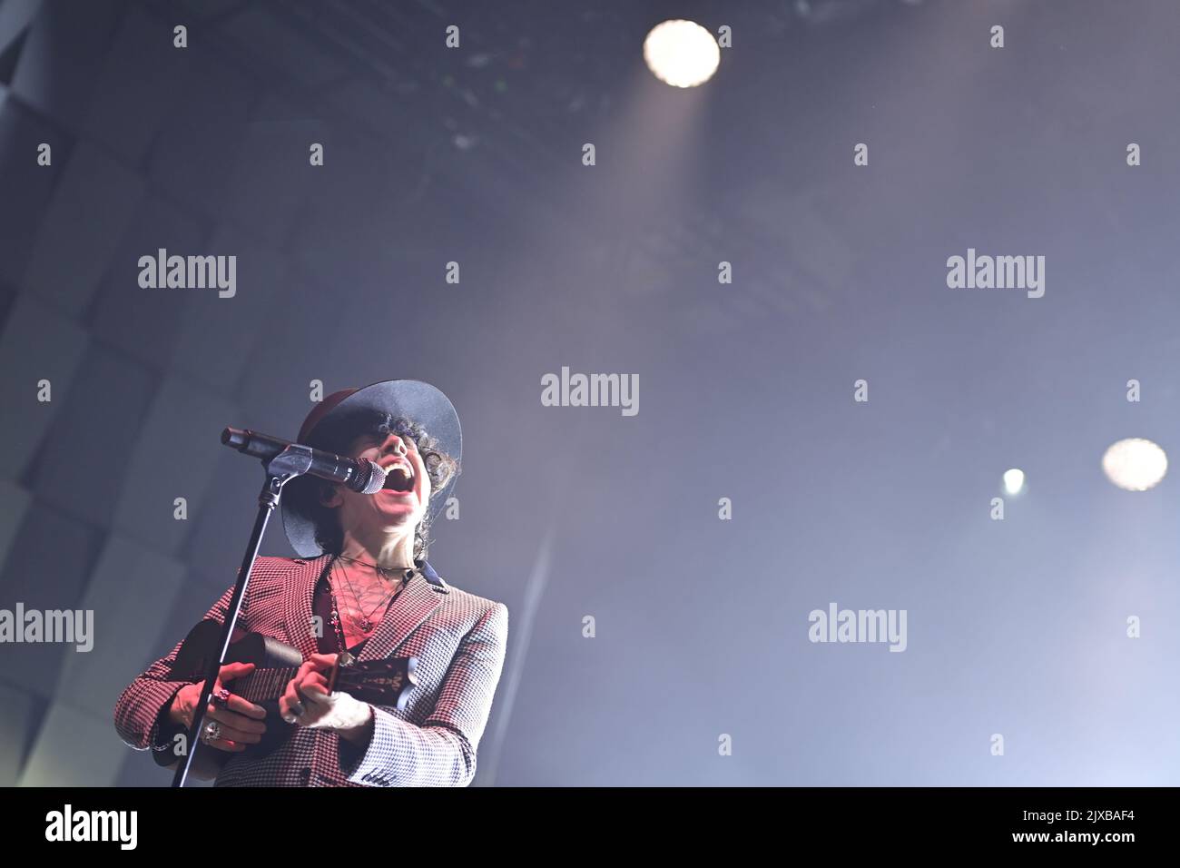 Praga, Repubblica Ceca. 06th Set, 2022. La cantante americana LP (Laura Pergolizzi) suona durante il suo show a Praga, nella Repubblica Ceca, il 6 settembre 2022. Credit: Roman Vondrous/CTK Photo/Alamy Live News Foto Stock