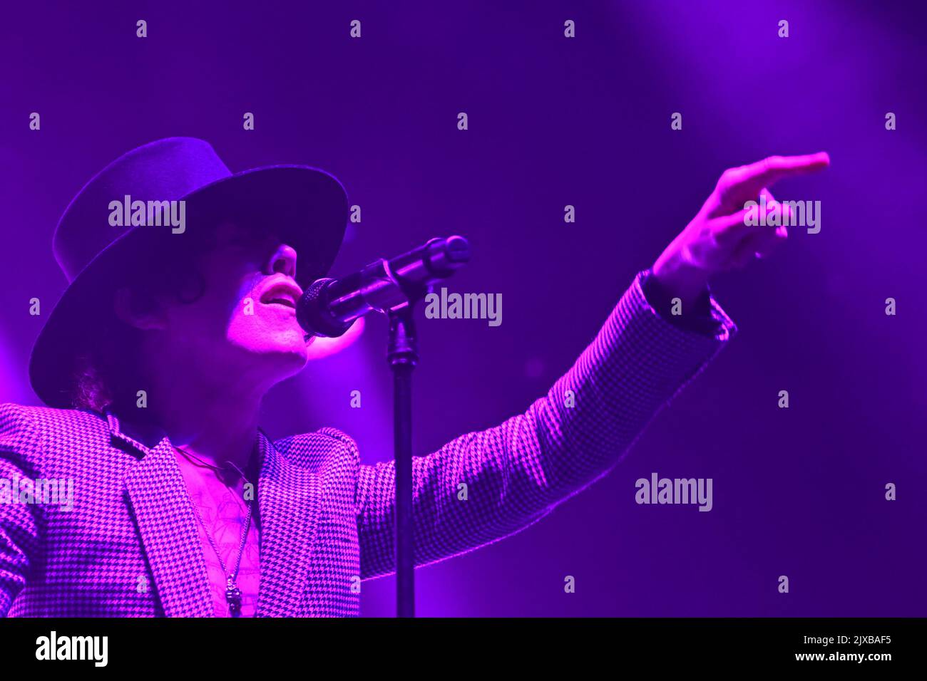 Praga, Repubblica Ceca. 06th Set, 2022. La cantante americana LP (Laura Pergolizzi) suona durante il suo show a Praga, nella Repubblica Ceca, il 6 settembre 2022. Credit: Roman Vondrous/CTK Photo/Alamy Live News Foto Stock