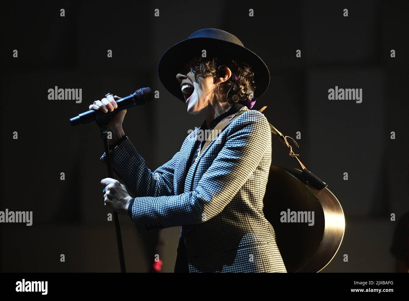 Praga, Repubblica Ceca. 06th Set, 2022. La cantante americana LP (Laura Pergolizzi) suona durante il suo show a Praga, nella Repubblica Ceca, il 6 settembre 2022. Credit: Roman Vondrous/CTK Photo/Alamy Live News Foto Stock