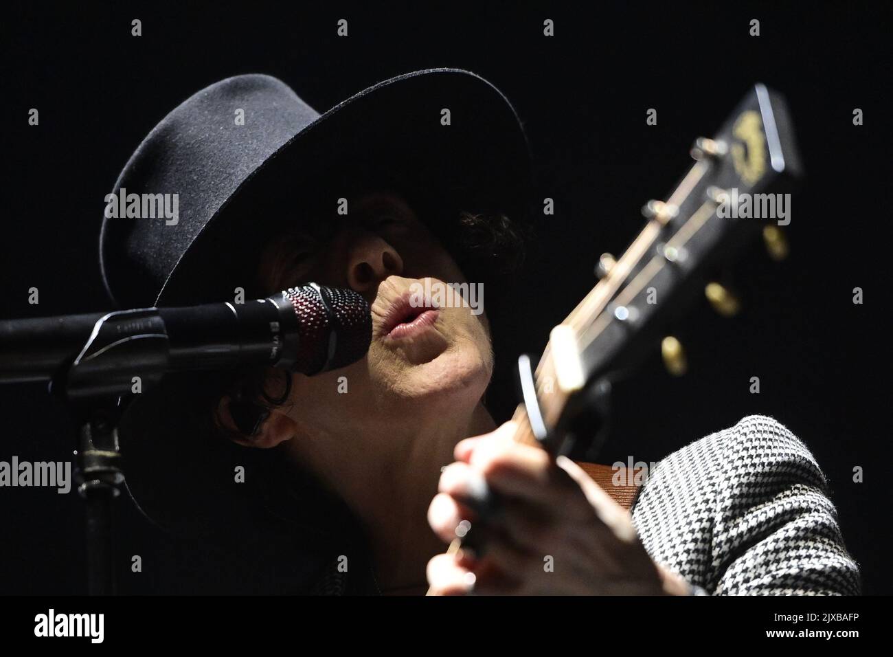 Praga, Repubblica Ceca. 06th Set, 2022. La cantante americana LP (Laura Pergolizzi) suona durante il suo show a Praga, nella Repubblica Ceca, il 6 settembre 2022. Credit: Roman Vondrous/CTK Photo/Alamy Live News Foto Stock