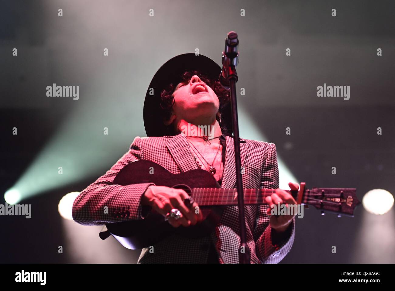 Praga, Repubblica Ceca. 06th Set, 2022. La cantante americana LP (Laura Pergolizzi) suona durante il suo show a Praga, nella Repubblica Ceca, il 6 settembre 2022. Credit: Roman Vondrous/CTK Photo/Alamy Live News Foto Stock