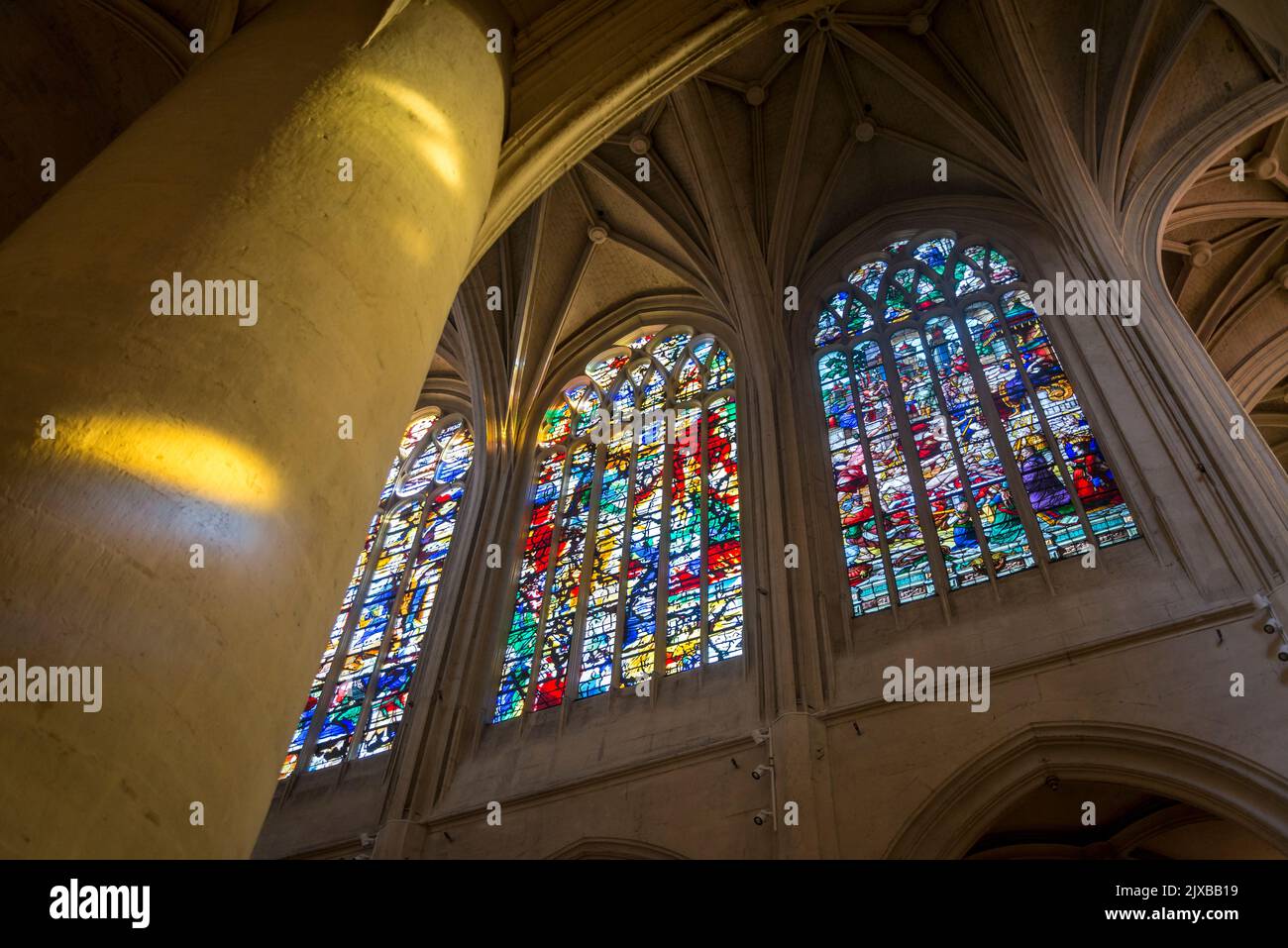 Moderna vetrata nella chiesa di Saint-Gervais, una chiesa gotica su un antico sito di culto, iniziata nel 1494 e sede del celebre musical francese dyna Foto Stock