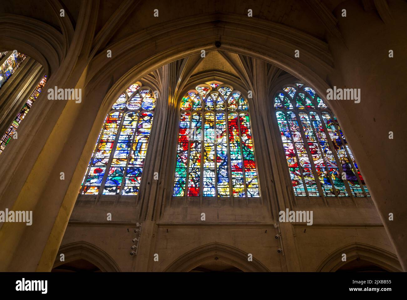 Moderna vetrata nella chiesa di Saint-Gervais, una chiesa gotica su un antico sito di culto, iniziata nel 1494 e sede del celebre musical francese dyna Foto Stock