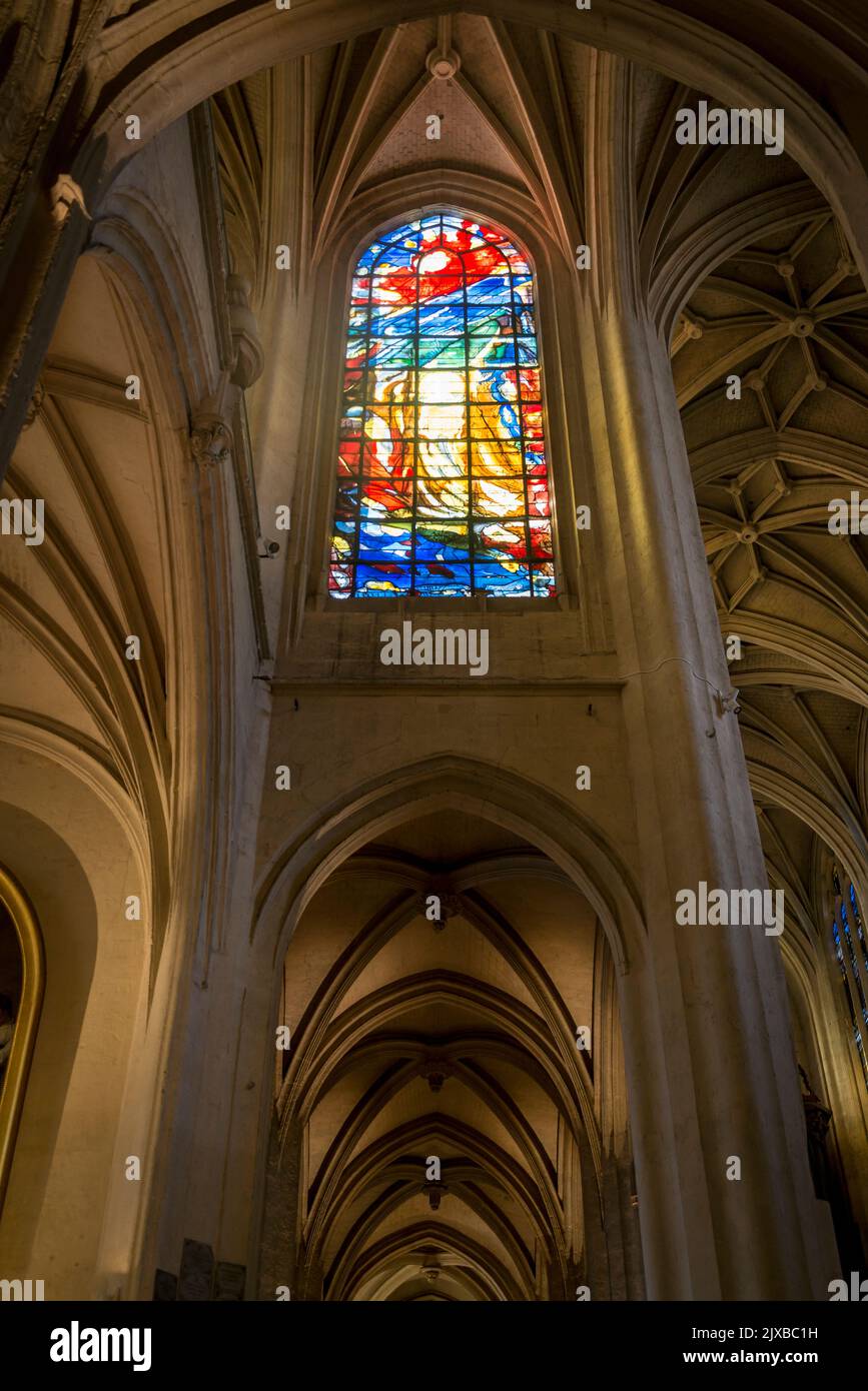 Moderna vetrata nella chiesa di Saint-Gervais, una chiesa gotica su un antico sito di culto, iniziata nel 1494 e sede del celebre musical francese dyna Foto Stock