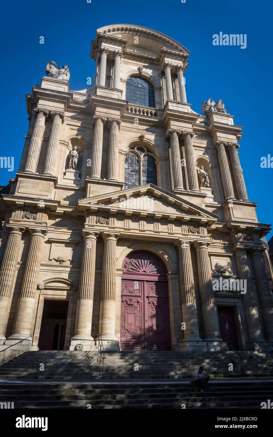 Facciata barocca della Chiesa di Saint-Gervais, una chiesa gotica sul sito di culto antico, iniziata nel 1494 e casa della rinomata dinastia musicale francese, il colpo di stato Foto Stock