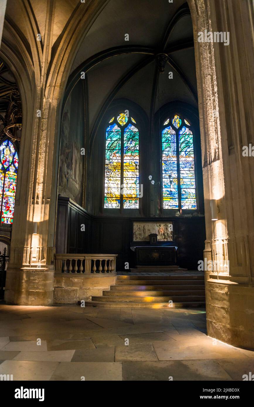 Moderna vetrata nella chiesa di Saint-Gervais, una chiesa gotica su un antico sito di culto, iniziata nel 1494 e sede del celebre musical francese dyna Foto Stock
