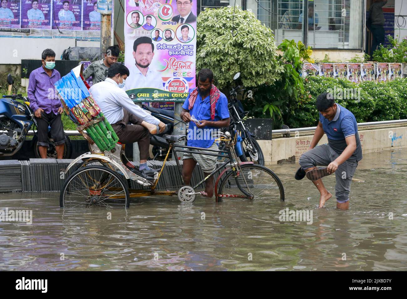 I pendolari si guadronavano attraverso le acque piovane su strada dopo una forte pioggia, a Dhaka, Bangladesh, 6 settembre 2022. Il waterlogging sembra essere stato inching verso diventare più difettoso nella città capitale Dhaka, anno dopo anno, dovuto le difficoltà maggiori nell'affrontare i downpours pesanti. Foto di Suvra Kanti Das/ABACAPRESS.COM Foto Stock