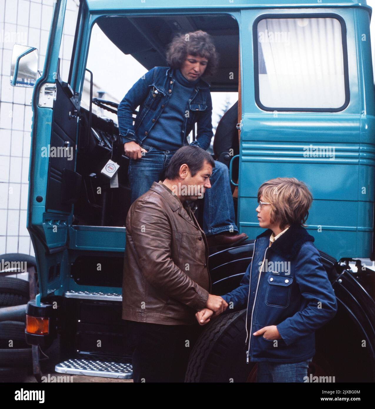 Konny und seine drei Freunde, Fernsehserie, Deutschland 1974 - 1974, Darsteller: Thies Lüders (rechts) am LKW mit Fahrern Foto Stock