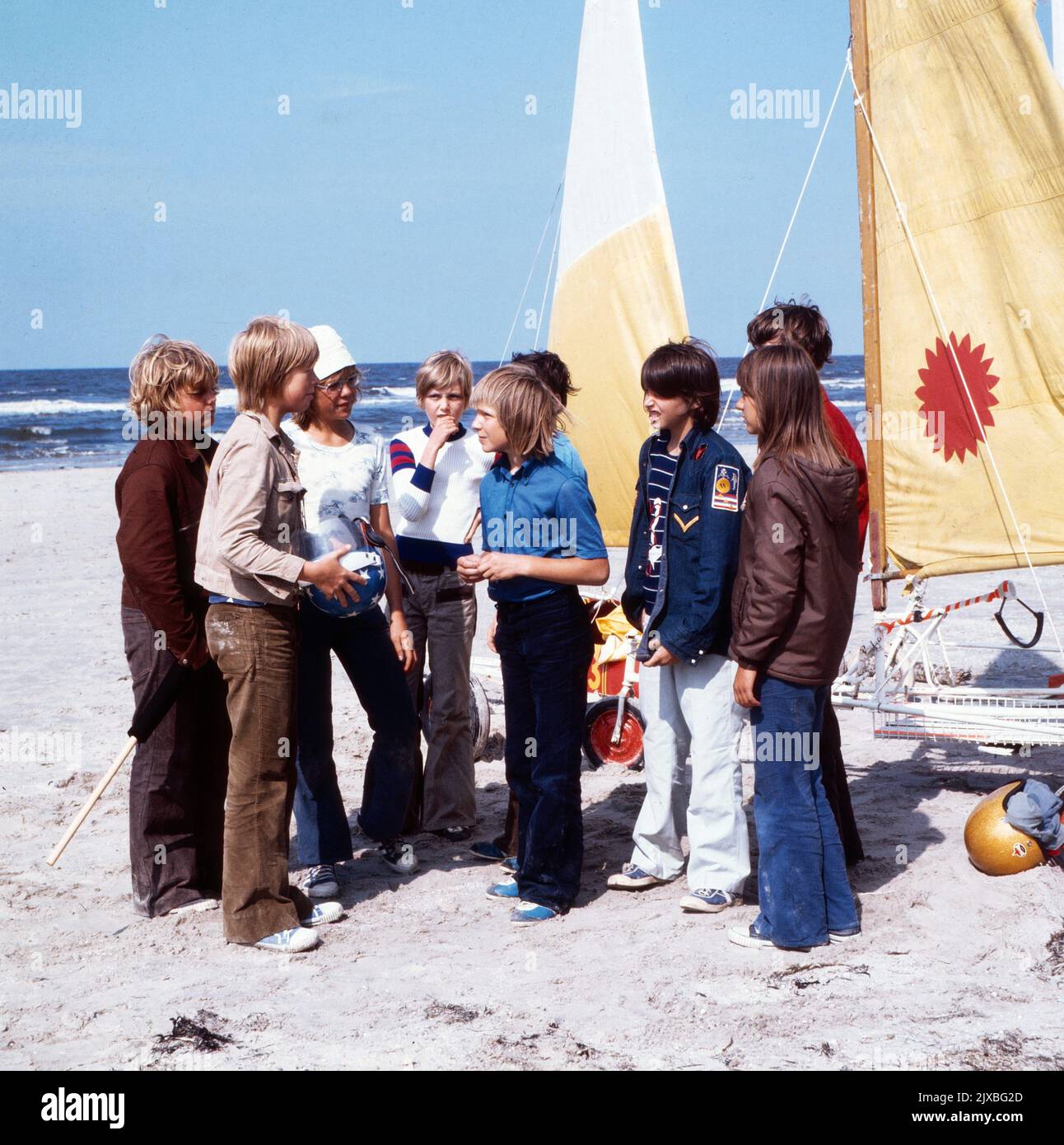 Konny und seine drei Freunde, Fernsehserie, Deutschland 1974 - 1974, Darsteller: Thies Lüders, Dieter Meyer, Peer Kock, Angelika Braut versammeln weitere Kinder um sich am Strand. Foto Stock