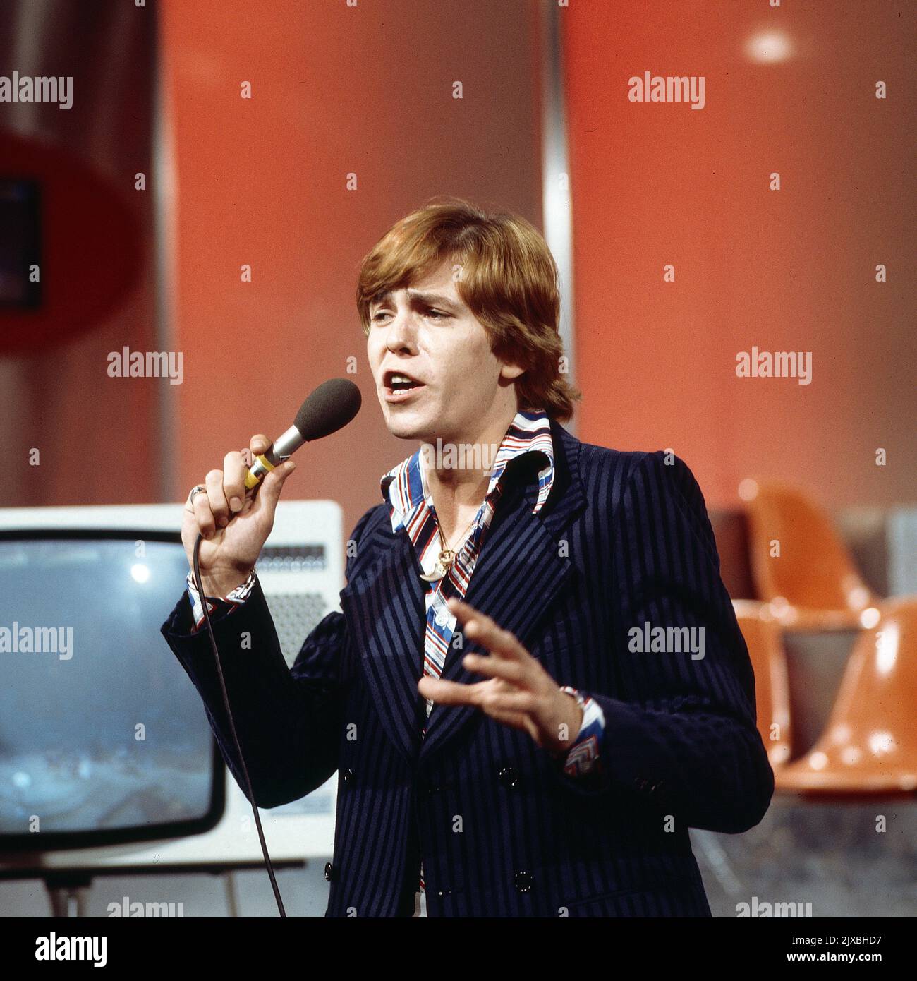 Jürgen Marcus, deutscher Schlagersänger, bei einem Auftritt in Deutschland, 1975. Foto Stock