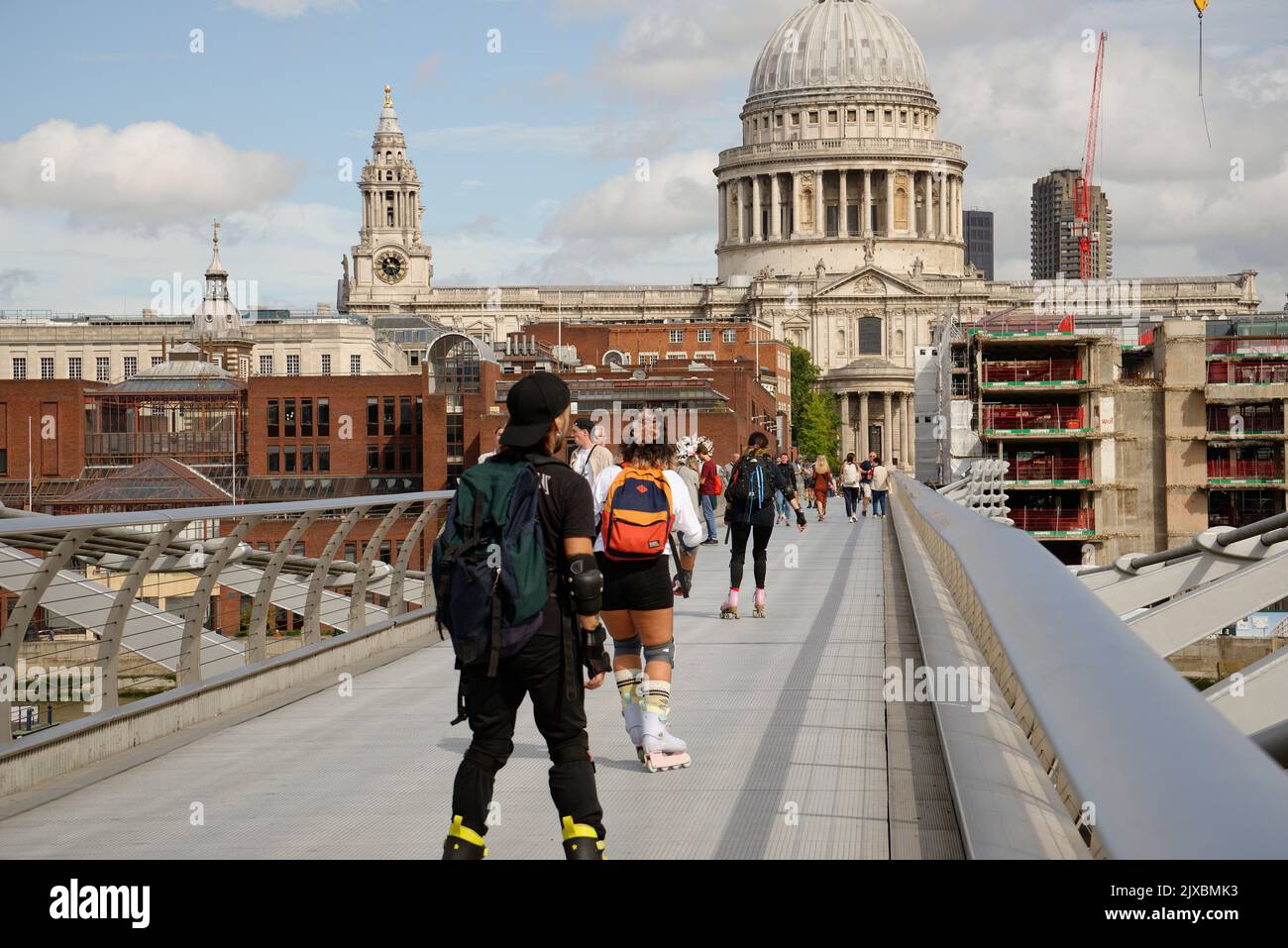 St Pauls Cathedral, Londra, Inghilterra. Roller bladers o pattinatori sul Millennium Bridge di Londra. Foto Stock