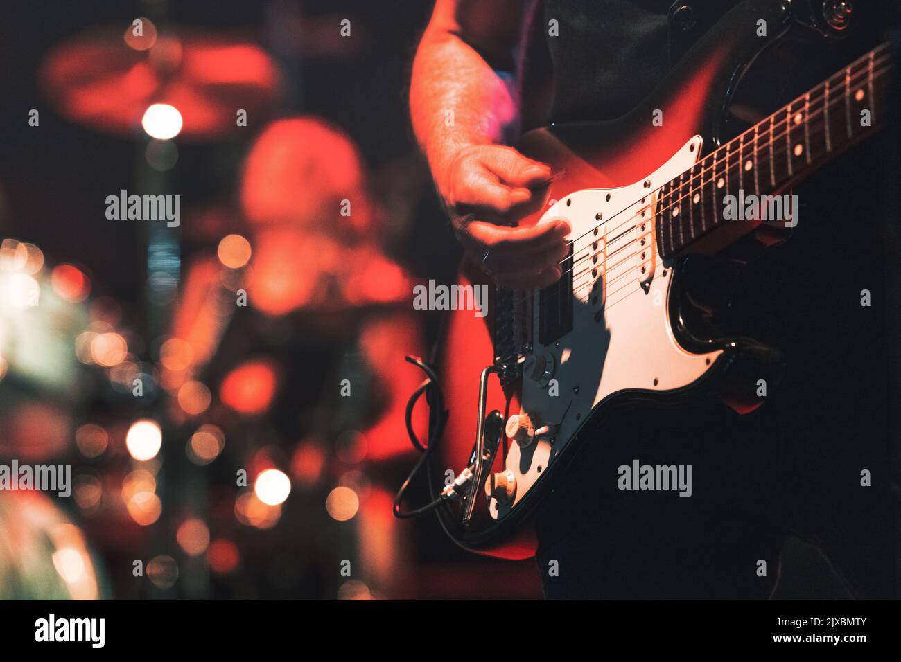 Particolare della chitarra elettrica suonata durante uno spettacolo Foto Stock